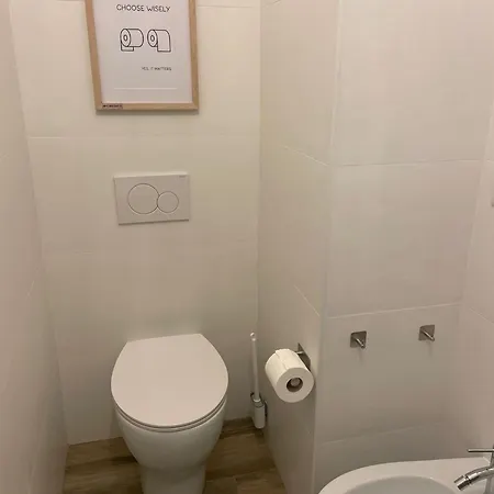 2 Bagni, 2 A Piramide Ostiense *